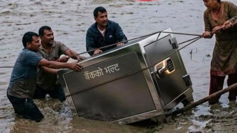 बाढीले बगाएर ल्याएको बैंकको ‘सेफ’ फोड्ने २९ जना पक्राउ, ९२ लाख रुपैयाँ पनि बरामद