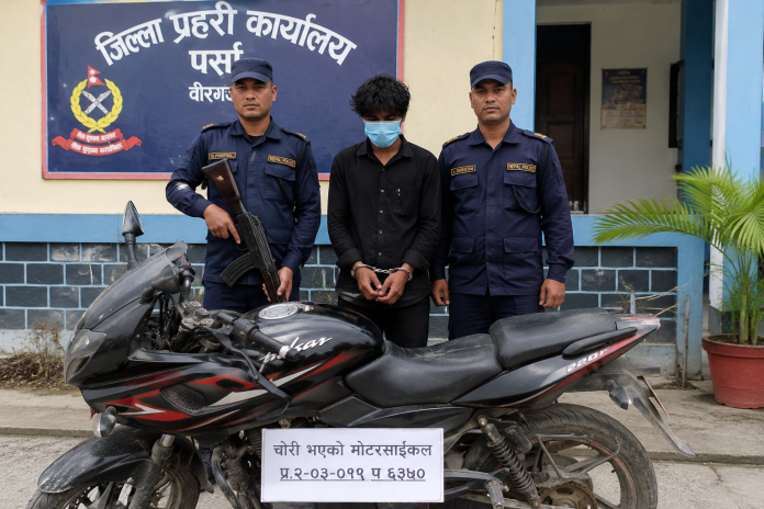 वीरगंजमा मोटरसाइकल चोरी गर्दै गरेका युवक पक्राउ