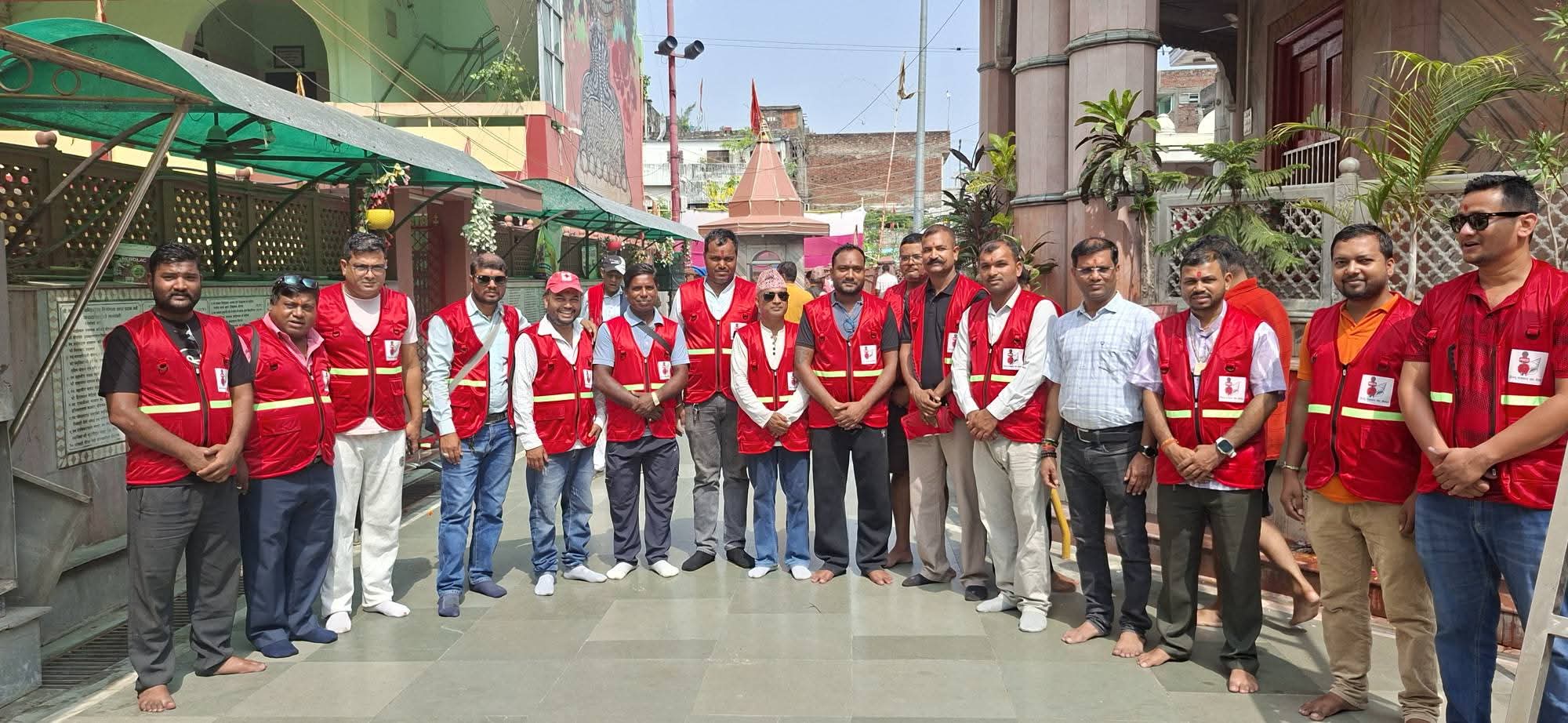 विश्व हिन्दू परिषद्द्वारा हिन्दू पत्रकार संघलाई ३० थान ज्याकेट हस्तान्तरण; पत्रकार दीपक चौरसिया संघमा आबद्ध