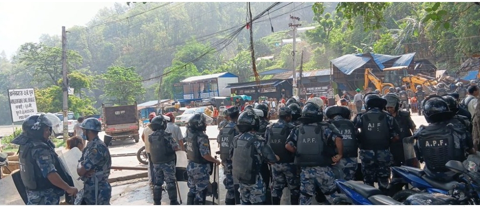 बाराको ३ नम्बर पुल बस्तीमा डोजर,स्थानीय आक्रोशित
