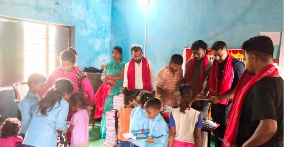 बजरंग युवा समाजको पहलमा सतवरियाका विद्यार्थीलाई अध्ययन सामग्री सहयोग