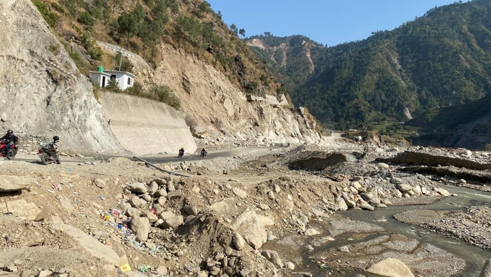 बहाव उच्च भएसँगै बिपी राजमार्गको रोशी क्षेत्रमा सवारी आवागमन बन्द
