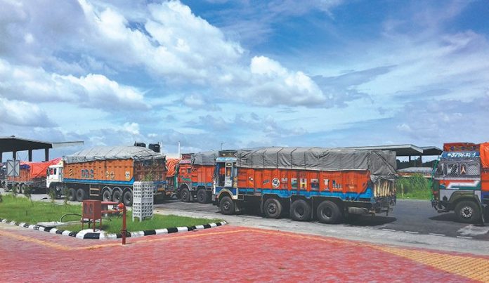 भन्सारमा रोकिएका मालवाहक सवारी छुट्न थाले, सरकार र व्यवसायीबीच सहमति